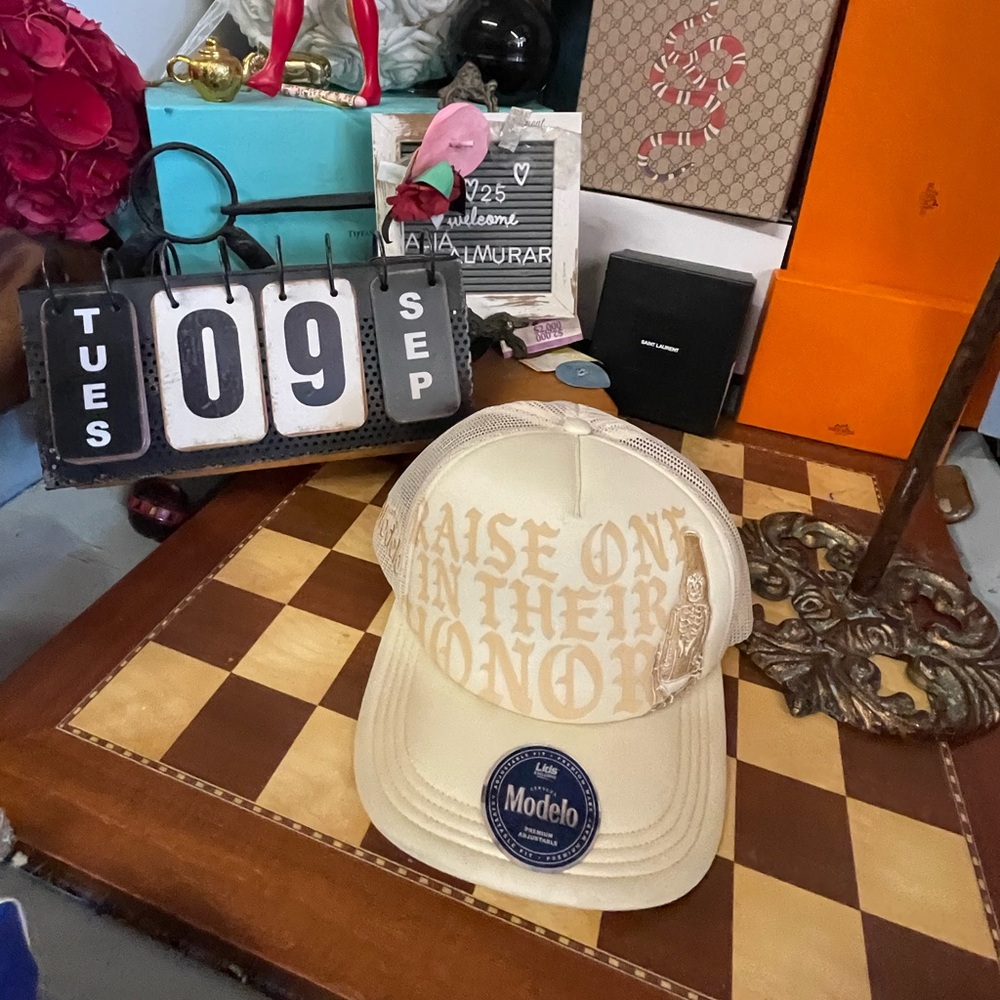 Modelo Día De Los Muertos Trucker Hat Day Of the Dead Cap Lids HD Beige NWT Rare